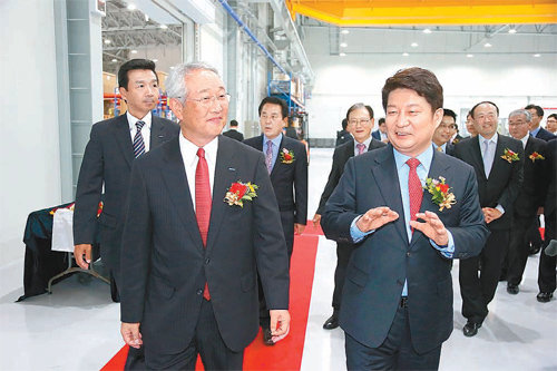 권영진 대구시장(오른쪽)이 10일 쓰다 준지 야스카와전기 회장과 함께 한국야스카와전기 로봇센터를 둘러보고 있다. 대구시 제공