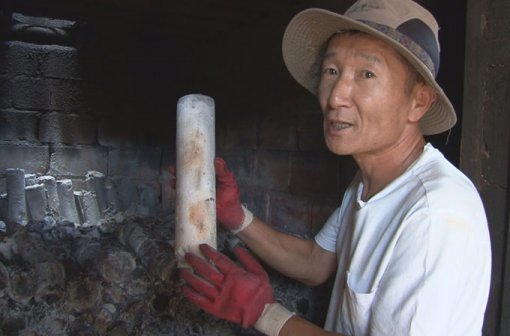 가마에서 1500℃ 전후의 고온으로 구워낸 죽염을 들고 있는 권오민 씨. .