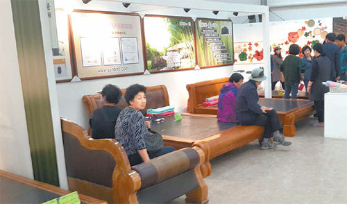 9월 17일부터 10월 31일까지 전남 담양군에서 열린 ‘2015 담양 세계 대나무 박람회’ 관람객들이 신비로숯침대 부스에서 직접 침대에 앉아 휴식을 취하고 있다. 신비로숯침대 제공