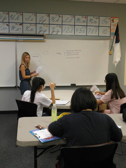 미국 캘리포니아주에서 열리는 ‘스쿨링-홈스테이 체험캠프’에 참가한 학생들은 원어민 강사로부터 ESL 수업을 듣는다.