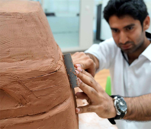 인도 하이데라바드 현대자동차 기술연구소에서 한 인도인 연구원이 진흙을 이용해 차량 모델을 제작하고 있다. 현대자동차 제공