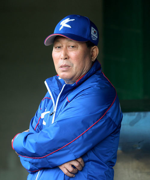 김인식 야구국가대표팀 감독(가운데)은 2009년 한화 사령탑을 끝으로 감독 자리에서 물러났지만, 여전한 현장감으로 노련하게 팀을 지휘하고 있다. 특히 단기전에 특화된 마운드 운영은 ‘작두 불펜’이라는 말까지 들을 정도다. 사진제공｜스포츠코리아