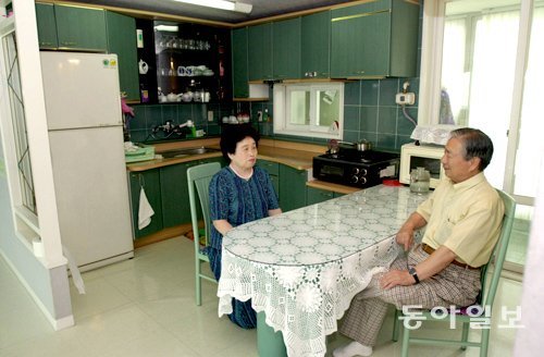퇴직 이후의 주거 계획을 미리 세워두면 불필요한 지출을 막을 수 있다. 한 노부부가 식탁에 앉아 담소를 나누고 있다. 동아일보DB