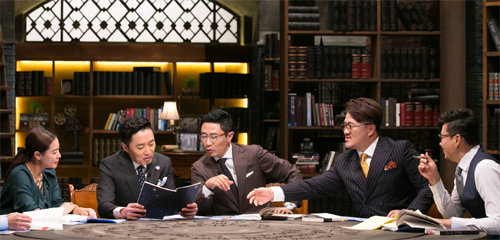 케이블TV O tvN 북토크쇼 ‘비밀독서단’의 출연진이 책 속의 인상적인 구절을 소개하고 있다. 이 프로그램에 나온 도서들의 판매가 급증하면서 출판계에 화제가 되고 있다. CJ E&M 제공