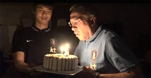 “감독님 생일 축하해요” 울리 슈틸리케 축구 국가대표팀 감독(오른쪽)이 15일 61번째 생일을 맞았다. 15일 라오스 비엔티안 선수단 숙소에서 슈틸리케 감독이 대표팀 주장 기성용이 건넨 생일 케이크의 촛불을 끄고 있다. 대한축구협회 제공