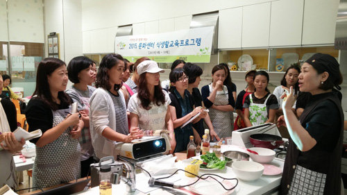 식생활 문화교실 강사의 강의에 집중하고 있는 참가자들.