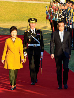 박근혜 대통령(왼쪽)과 리커창 중국 총리가 10월 31일 오후 청와대에서 열린 공식 환영식에서 의장대를 사열하고 있다.
