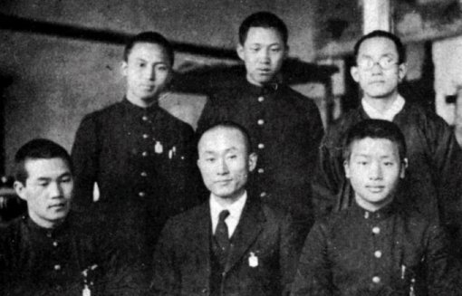 1933년 김교신이 양정고등보통학교 교사 시절 제자들과 함께 찍은 사진. 앞줄 왼쪽이 류달영, 가운데가 김교신이다.