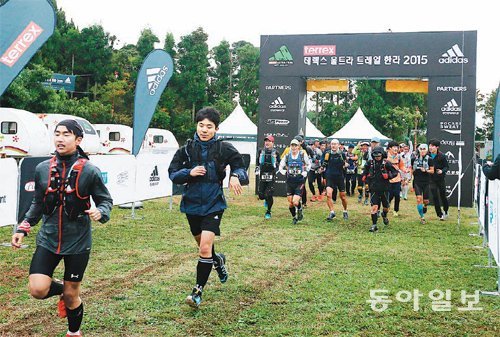 한라산과 한라산둘레길 등 100km를 무박으로 걷고 달리는 한라산 울트라트레일러닝 대회가 올해 처음 열려 참가자들이 힘차게 출발하고 있다. 임재영 기자 jy788@donga.com