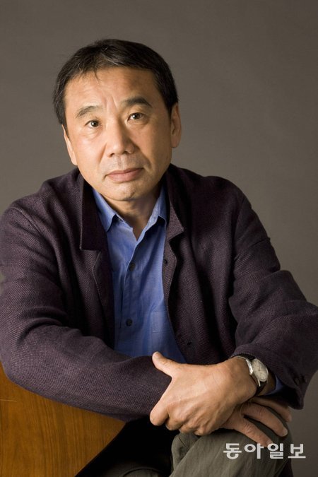 일본 소설가 무라카미 하루키의 신작 에세이 ‘직업으로서의 소설가’ 한국어판이 현대문학 출판사를 통해 발간될 예정이다. 또다시 ‘하루키 열풍’이 불 것으로 보인다. 동아일보DB