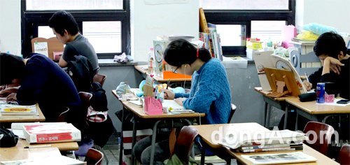 한국의 고3 수험생들이 교실에서 자습을 하고 있다. 동아일보DB