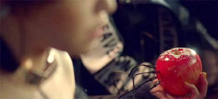 브아걸의 사과에 이어폰, 왜? 브라운아이드걸스의 ‘신세계’ 뮤직비디오. 멤버들이 난해한 문자가 적힌 사과에 이어폰을 꽂고 뭔가를 듣는다. 사과는 새로운 차원으로 이동하는 매개로 해석한다. 유튜브 화면 캡처