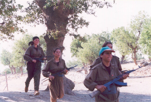 쿠르드 여성 전사들의 군사훈련 모습. 하영식 씨는 2002년에 이어 지난해에도 IS와 전쟁을 벌이고 있는 터키와 시리아 접경의 쿠르드족 거주지를 취재했다. 그는 “이곳의 쿠르드 민병대 중에는 여성 전사가 5000여 명에 이르는 것으로 추산된다”고 했다. 불어라바람아 제공