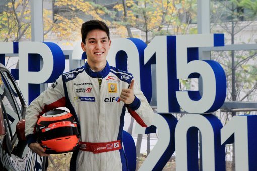 한국계 모터스포츠 유망주  잭 에이큰(19·Jack Aiken)이 19일 서울 금천구 가산동 르노삼성자동차 본사에서 포즈를 취하고 있다.