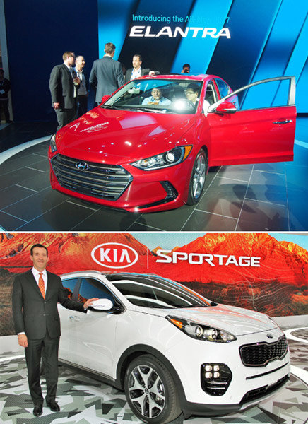 ‘2015 LA 오토쇼’에 전시된 신형 아반떼(올 뉴 2017 엘란트라)에 뜨거운 관심을 보이고 있는 미국 자동차 전문 기자들(위)과 스포티지 앞에서 포즈를 취하는 기아차 미국법인 COO 마이클 스프라그 부사장.  사진｜스포츠동아DB·현대자동차