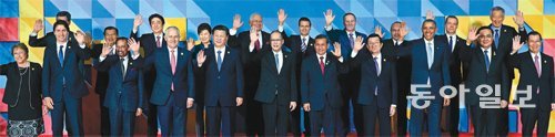 APEC 정상회의 폐막… 한국 2025년 개최 확정



박근혜 대통령(뒷줄 왼쪽에서 네 번째), 버락 오바마 미국 대통령(앞줄 오른쪽에서 세 번째), 아베 신조 일본 총리(뒷줄 왼쪽에서 세 번째), 시진핑 중국 국가주석(앞줄 왼쪽에서 다섯 번째) 등 아시아태평양경제협력체(APEC) 정상회의에 참석한 21개 회원국 정상들이 19일 마닐라 필리핀인터내셔널컨벤션센터(PICC)에서 기념촬영을 하고 있다.

마닐라=변영욱 기자 cut@donga.com