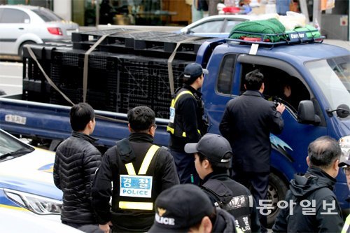 천막 농성 준비하려 했나



한상균 민주노총 위원장이 은신 중인 서울 종로구 조계사에 19일 천막, 깔판, 스티로폼 등을 실은 차량이 경내로 진입하려 하자 경찰이 이를 제지하고 있다. 경찰은 민주노총이 조계사에서 천막 농성을 하기 위해 장비를 반입하려 한 것으로 보고 있다. 최혁중 기자 sajinman@donga.com