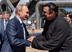 9월 4일 블라디미르 푸틴 러시아 대통령(왼쪽)이 동방경제포럼이 열린 블라디보스토크 루스키 섬에서 미국 배우 스티븐 시걸을 만나 악수하고 있다.