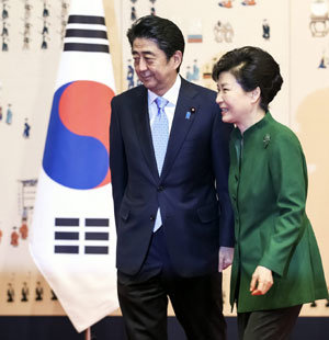 11월 2일 한일 정상회담에서 아베 신조 일본 총리는 한국이 미중 사이에서 고민하는 남중국해 문제를 거론했다.