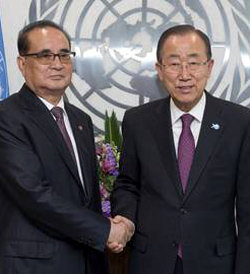 반기문 유엔 사무총장(오른쪽)과 이수용 북한 외무상이 10월 미국 뉴욕 유엔본부에서 만나 악수를 나누고 있다.  유엔 제공