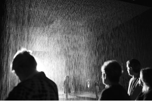 사진=‘더 현대 프로젝트’ 2015년 전시작인 아티스트 그룹 랜덤 인터내셔널(Random International)의 작품‘Rain Room’.