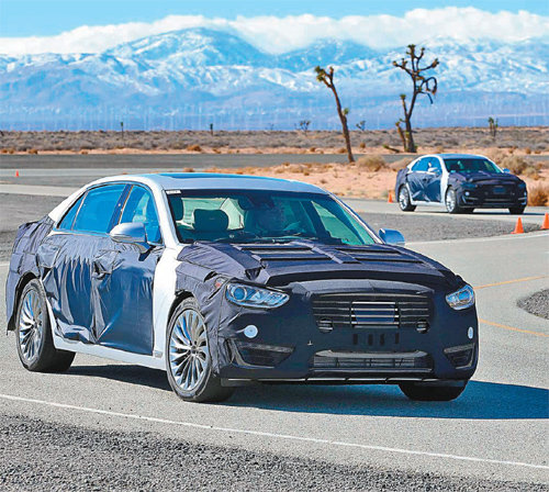 17일 미국 캘리포니아 주 모하비 사막에 위치한 캘리포니아주행시험장(CPG)에서 현대자동차 제네시스의 초대형 플래그십 세단인 EQ900이 국내외 출시를 앞두고 주행 테스트를 하고 있다. 현대자동차 제공