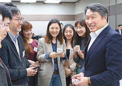 최태원 SK그룹 회장(오른쪽)이 19일 서울 동대문구 회기로 KAIST 서울캠퍼스에서 사회적 기업가 경영학석사(MBA) 과정 학생들과 만나 담소를 나누고 있다. SK그룹 제공