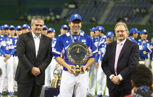 김현수(가운데)가 21일 폐막한 ‘2015 WBSC 프리미어 12’에서 최우수선수(MVP)에 선정된 뒤 기념촬영을 하고 있다. FA(프리에이전트) 자격을 얻은 김현수가 해외 진출을 선언하면서 미국과 일본에서도 관심을 보이고 있다. 사진제공｜스포츠코리아