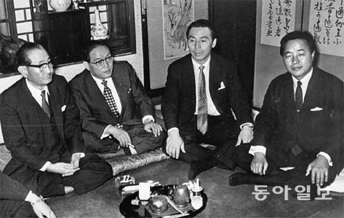 1970년 ‘40대 기수론’



YS(오른쪽)가 7대 대선을 앞둔 1970년 ‘40대 기수론’을 외치며 유진산 신민당 당수(왼쪽)와 만나고 있다.