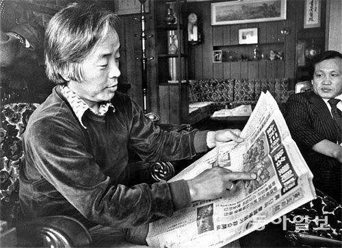 1979년 의원직 제명



YS가 1979년 10월 4일 서울 동작구 상도동 자택에서 국회의원직 제명 관련 동아일보 기사를 보고 있다.
