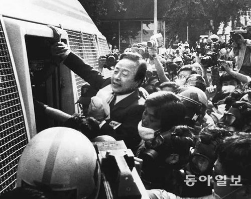 1987년 민주항쟁



1987년 6월 민추협 공동의장이던 YS가 6·26 대행진에 참석하려다 경찰버스에 실려 가고 있다.