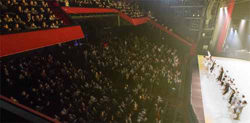 20일 프랑스 칸의 루이 뤼미에르 극장 1층을 꽉 메운 관객들. 이날 국립무용단의 ‘회오리’를 지켜본 1370명의 관객은 공연 후 기립박수를 보냈다. 국립무용단 제공