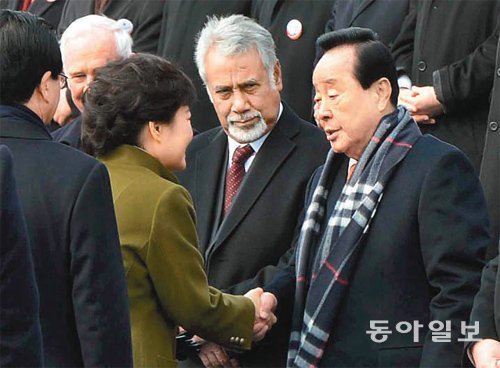 박근혜 대통령(왼쪽에서 두 번째)이 2013년 2월 25일 국회에서 열린 대통령 취임식에서 김영삼 전 대통령과 인사하고 있다. 동아일보DB