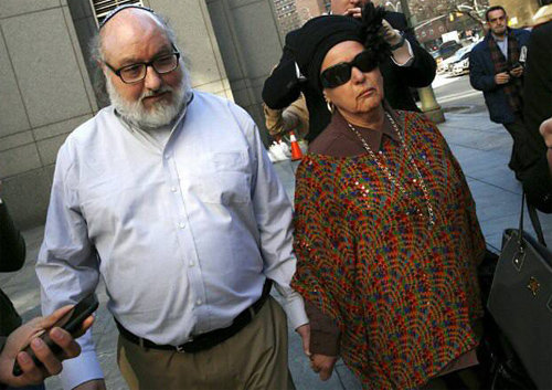 20일 석방된 조너선 폴라드(왼쪽)가 아내와 손잡고 뉴욕 맨해튼 거리를 걷고 있다. 사진 출처 데일리메일