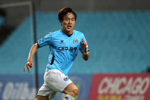 챌린지(2부리그) 우승을 눈앞에서 놓치고 클래식(1부리그) 승격을 위해 험난한 ‘겨울축구’를 해야 하는 ‘아름다운 노병’ 노병준(대구)은 올 겨울 새로운 감동 스토리를 꿈꾸고 있다. 사진제공｜한국프로축구연맹