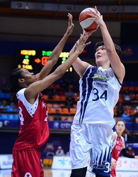 신한은행 하은주(오른쪽)가 23일 인천 도원체육관에서 열린 KDB생명과의 홈경기 도중 비키 바흐의 수비를 피해 점프슛을 하고 있다. 하은주는 10점·5리바운드로 팀 승리를 이끌었다. 인천｜김진환 기자 kwangshin00@donga.om