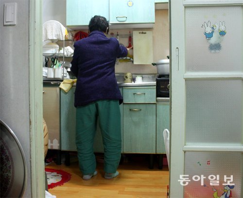 최영자 씨가 혼자 살고 있는 자신의 원룸에서 설거지를 하고 있다. 최 씨는 고령과 질환으로 일을 못 하게 되면서 생계에 타격을 입었지만 위기 가정 지원 사업을 통해 위기에서 잠시 벗어날 수 있었다. 강릉=이인모 기자 imlee@donga.com