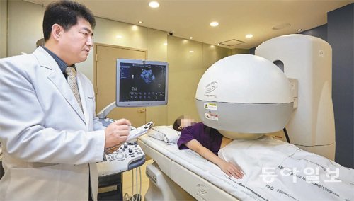 대구 미즈맘병원 김인현 원장이 ‘YDME 하이푸’로 자궁근종 환자를 치료하고 있다.