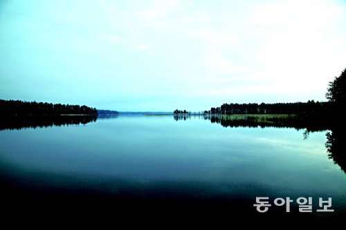 하늘까지도 풍덩 빠뜨릴 만큼 크고 넓은 사이마 호수는 그 자체로 흰색 바탕에 파란 십자가의 핀란드 국기와 상통한다. 케리매키의 호반에서 10월에 촬영. 핀란드=조성하 여행전문기자 summer@donga.com