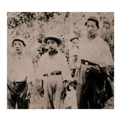 1930년대 초 동생 정순영 전 성우그룹 명예회장(가운데) 등과 함께 선 아산(오른쪽).