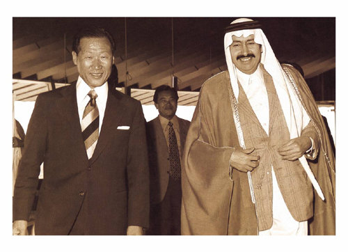1976년 6월 정주영 명예회장이 주베일 산업항 공사계약을 체결한 다음 사우디아라비아 나와프 왕자와 환하게 웃고 있다.
