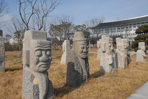 경북도청 신청사 연지 앞에 있는 돌장승과 벅수. 도민을 지키는 의미를 담고 있다.