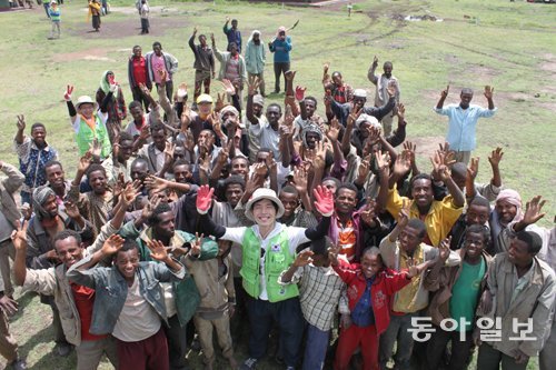 에티오피아 한도데 마을에서 새마을 대학생 봉사단과 주민들이 환경 개선 사업 성공을 다짐하고 있다. 새마을 청년 봉사단은 2010년부터 5년간 1400여 명이 활동했다.