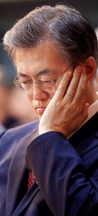 11월 16일 서울 동작구 대방동 서울여성플라자 국제회의장에서 열린 민족화해협력범국민협의회 ‘창립 17주년 기념 후원의 날’ 행사에서 새정치민주연합 문재인 대표가 생각에 잠겨 있다.