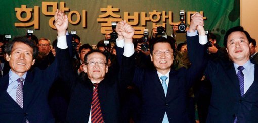 무소속 천정배 의원(오른쪽에서 두 번째)이 11월 18일 서울 동작구 대방동 서울여성플라자에서 열린 ‘개혁적 국민정당 창당추진위원회’ 출범식에서 김두관 전 경남도지사(오른쪽)와 함께 웃고 있다.