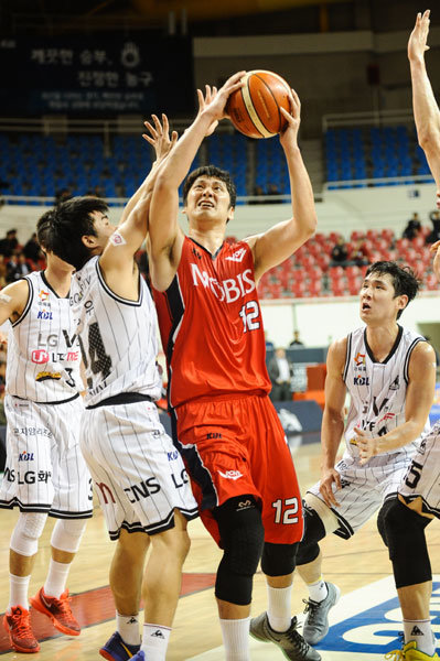 모비스 함지훈(오른쪽)이 24일 울산동천체육관에서 열린 LG와의 홈경기에서 상대 수비를 앞에 두고 골밑 공격을 시도하고 있다. 사진제공｜KBL