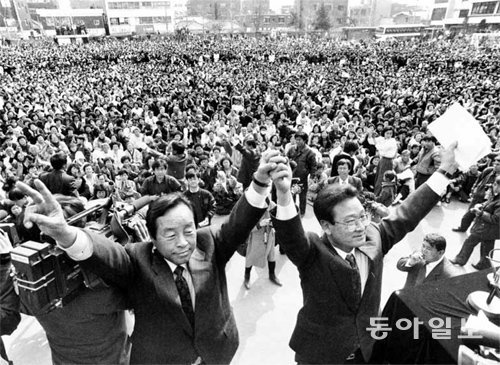 1992년 총선 지원 유세



제14대 총선을 앞둔 1992년 3월 21일 김영삼 민주자유당 대표(왼쪽)가 서울 중랑갑 이순재 후보 지원유세에 나섰다. 3당 합당으로 탄생한 민자당은 당시 총선에서 149석을 차지해 원내 1당 자리를 지켰다.

동아일보DB