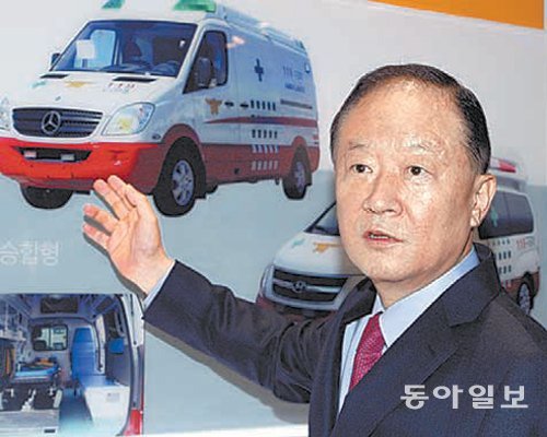 강성희 오텍그룹 회장이 첨단 의료장비를 갖춘 한국형 앰뷸런스에 대해 설명하고 있다.
