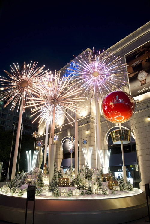 갤러리아 명품관은 63빌딩 앞에서 해마다 열리는 불꽃놀이를 형상화한 특별한 트리를 전시했다. 갤러리아 제공
