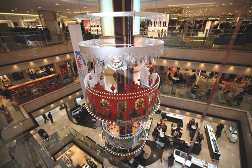 롯데백화점은 백화점 내부 곳곳에 ‘러블리 크리스마스’를 주제로 한 다양한 장식과 소품을 비치해 크리스마스 분위기를 살렸다.롯데백화점 제공